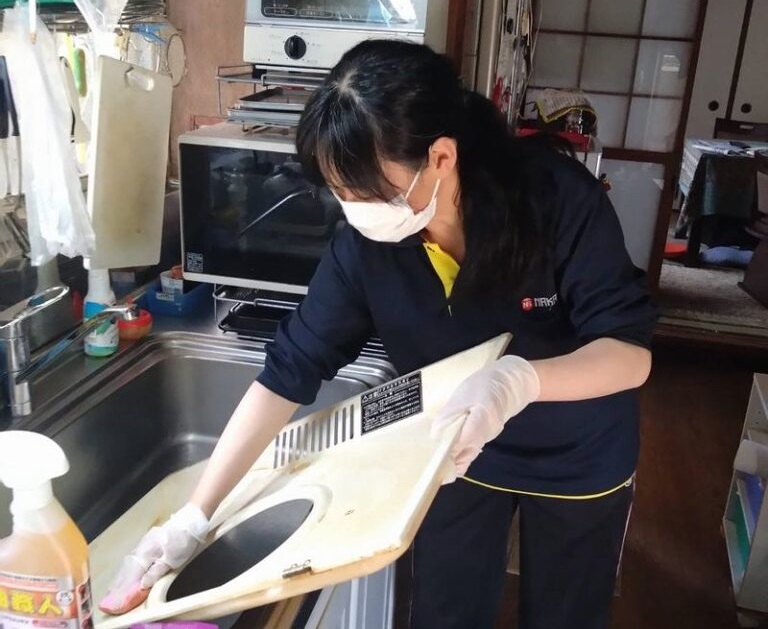 [画像]換気扇を洗う作業員