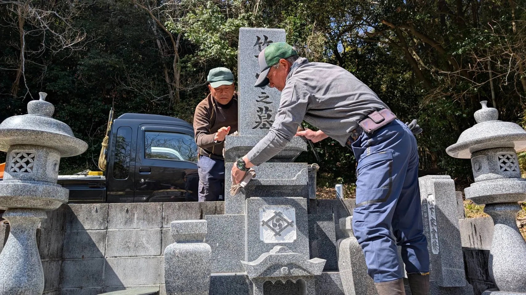 香川県でお墓の清掃と代理墓参を行うサービス
