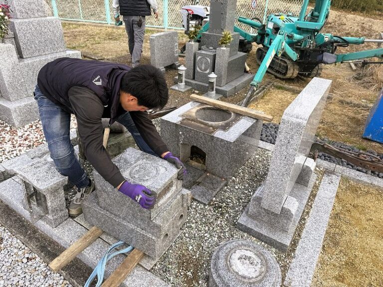 [画像]お墓を撤去している作業員